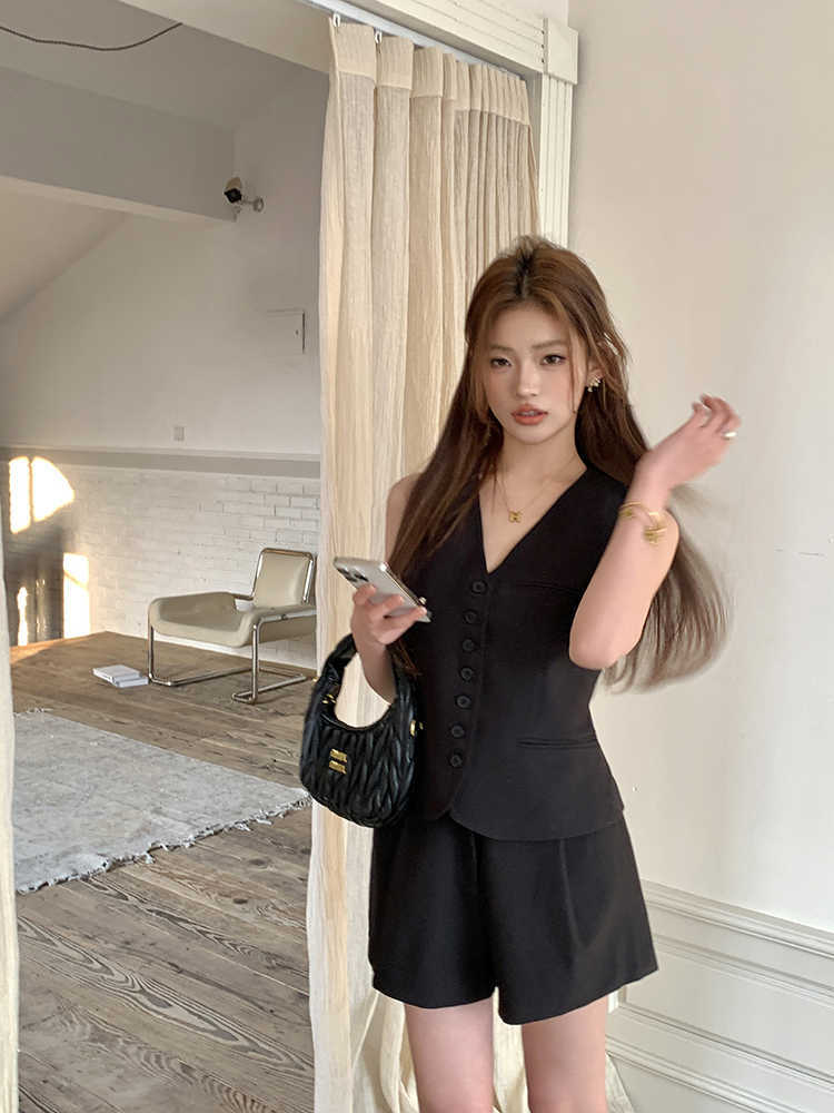 Black V-neck Top Suit Women's Vest Shorts Casual Suit