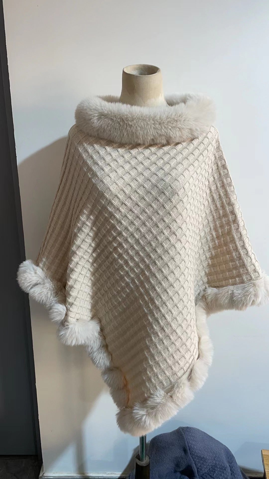 H&F Rabbit Fur Cape c
